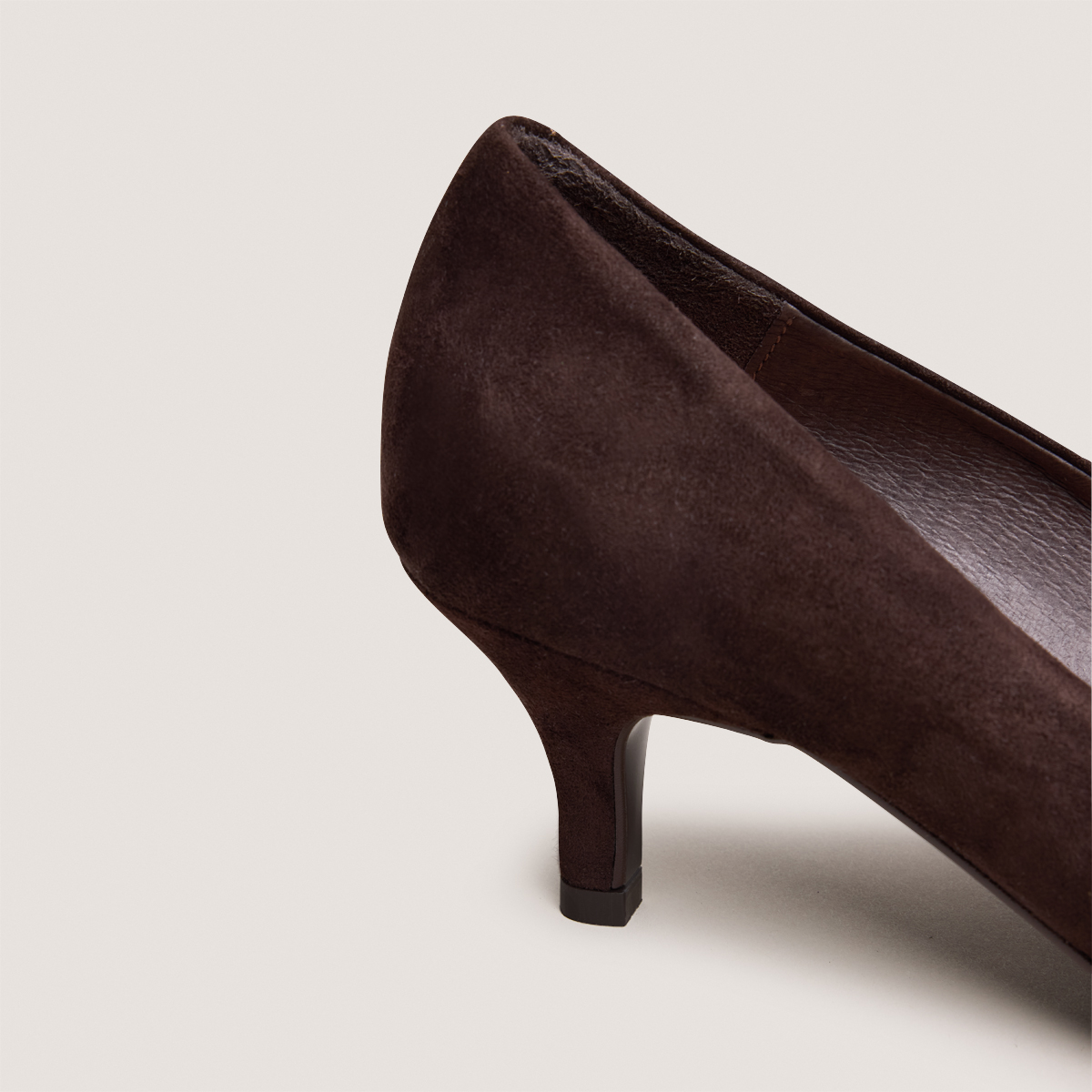 Pointed-toe pumps in dark brown suede | DEBRIEF
