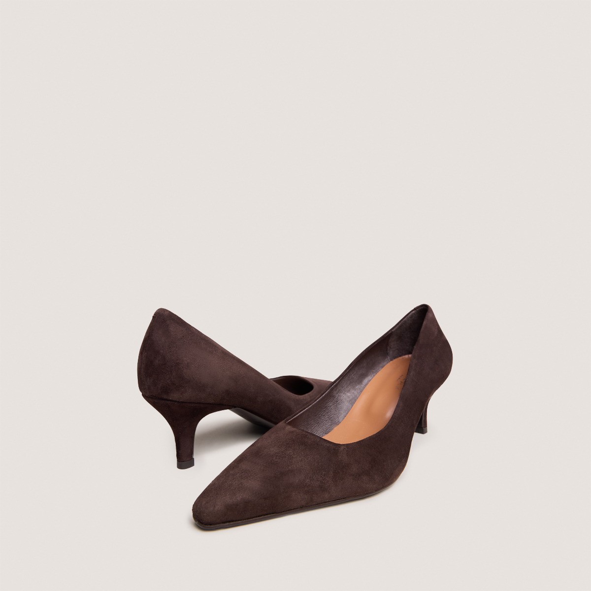 Pointed-toe pumps in dark brown suede | DEBRIEF