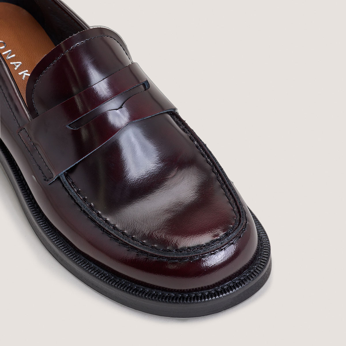 Round-toe loafers in burgundy patinated leather | DOLIVIA