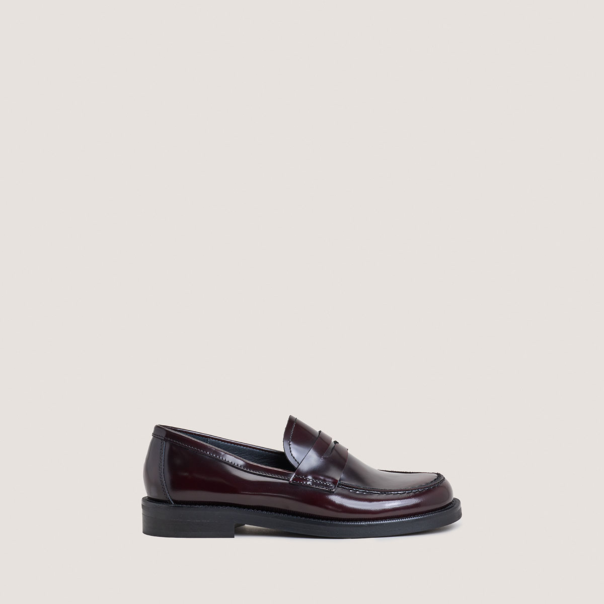 Round-toe loafers in burgundy patinated leather | DOLIVIA