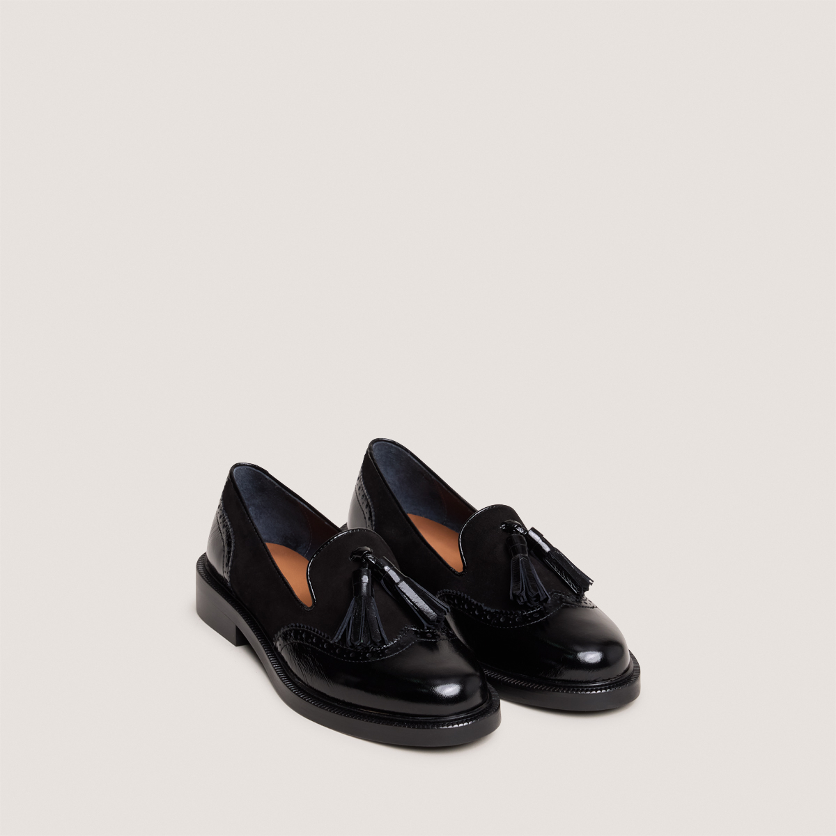 Tassel loafers in black shiny leather and black suede | DARTHUR