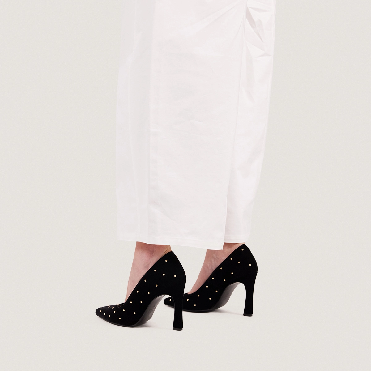 Studded Pumps in black velvet | DANITA
