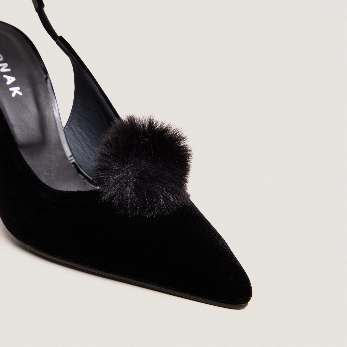 Pointed-Toe Pumps with Tassels in black velvet | DEMANUEL