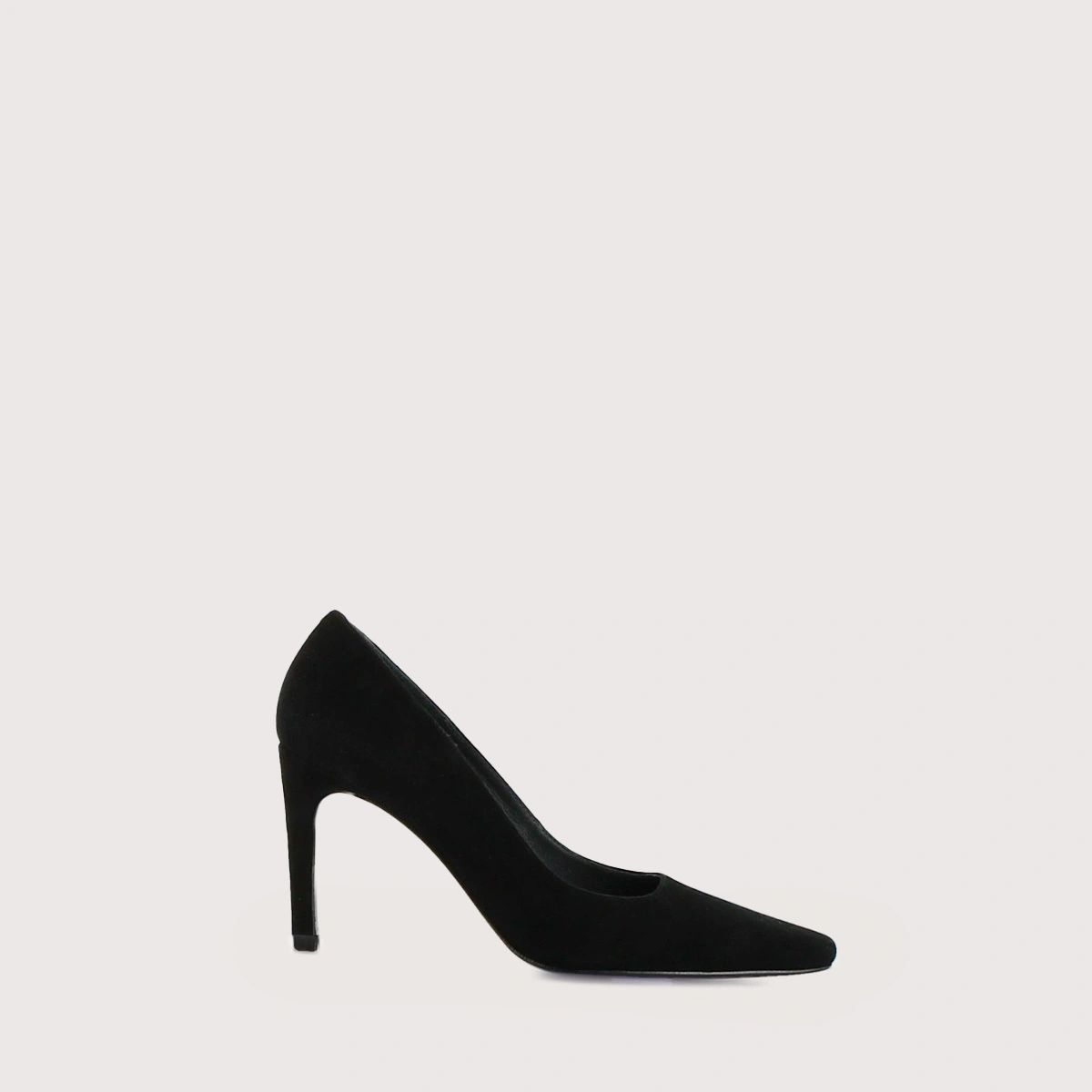 Pointed-Toe Pumps in black velvet | DISTANCE