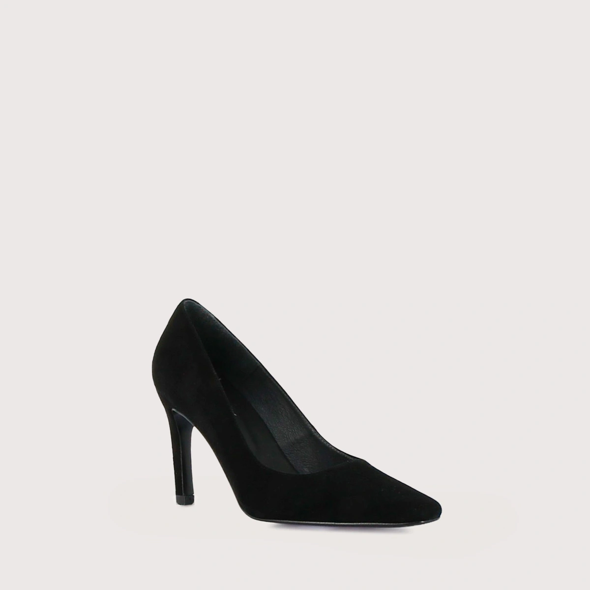 Pointed-Toe Pumps in black velvet | DISTANCE