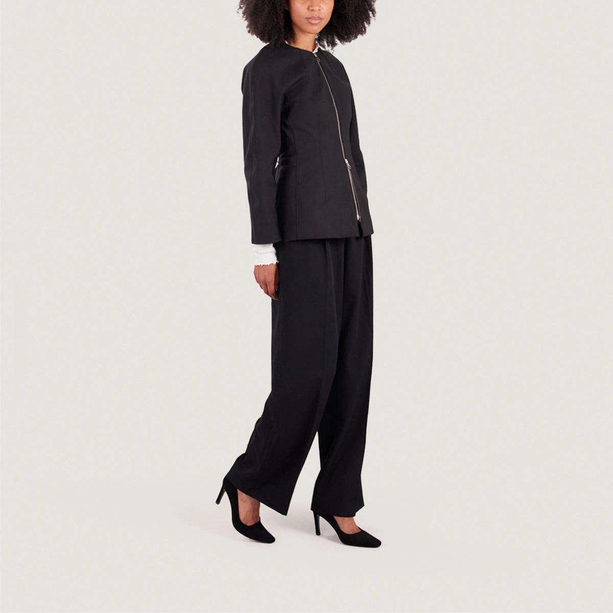Pointed-Toe Pumps in black velvet | DISTANCE