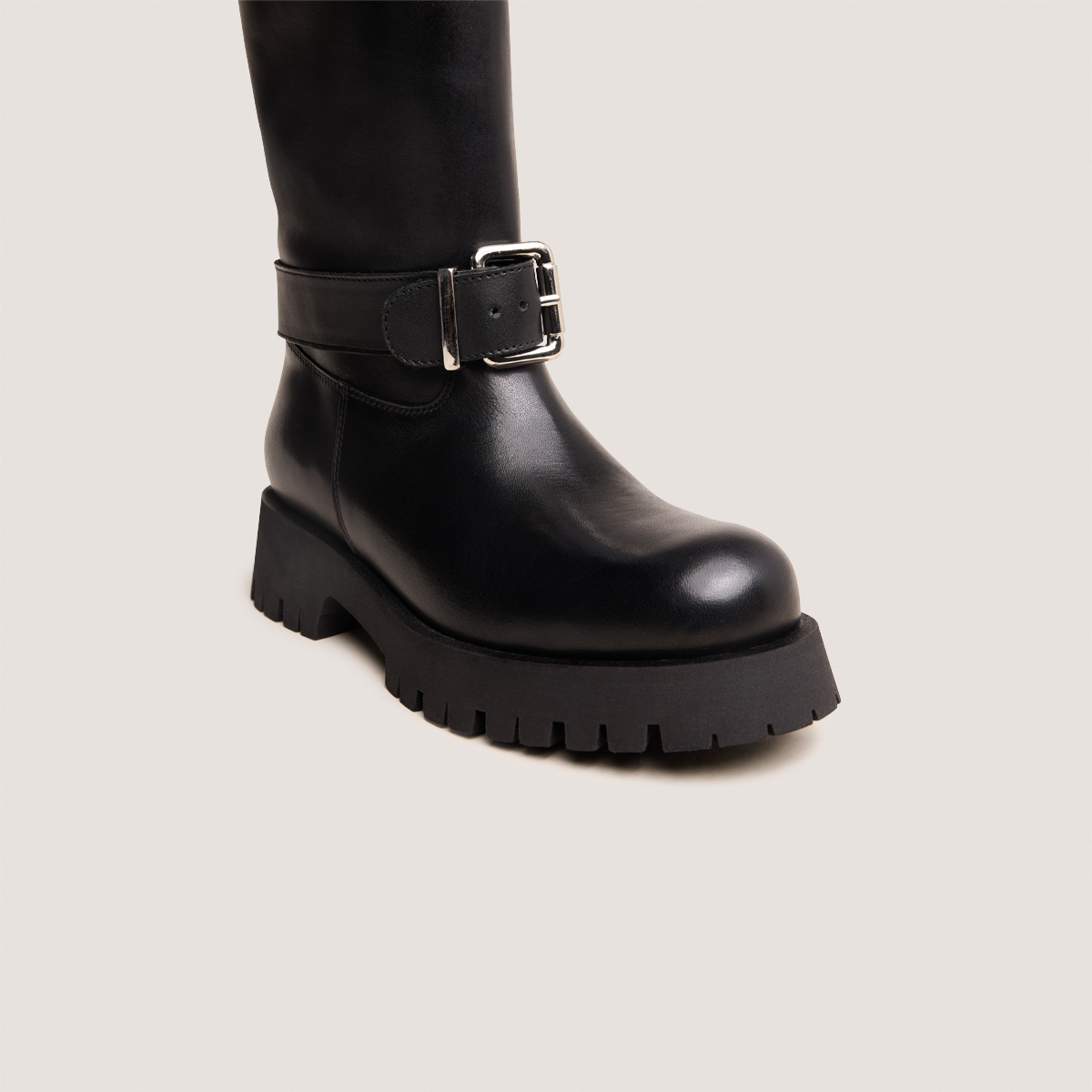 Slouchy Boots in black leather | DONE