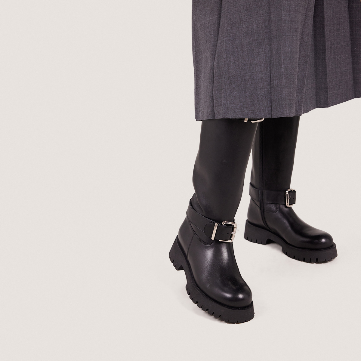 Slouchy Boots in black leather | DONE
