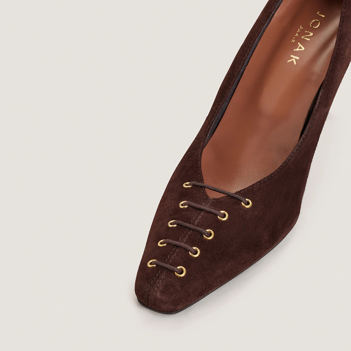Pumps with Front Detail in brown velvet | DRAPY