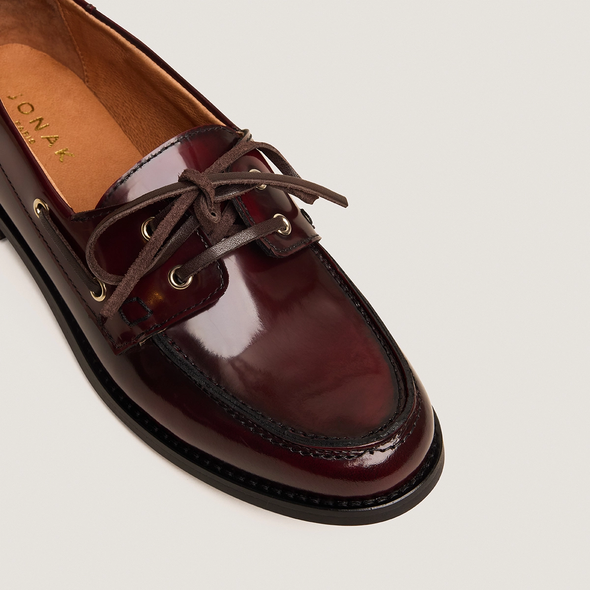 Loafers with laces In shiny burgendy leather | AULGA