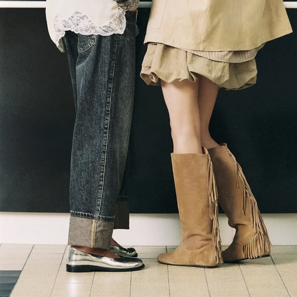Fringed boots with round toes in dark beige suede | DALILA