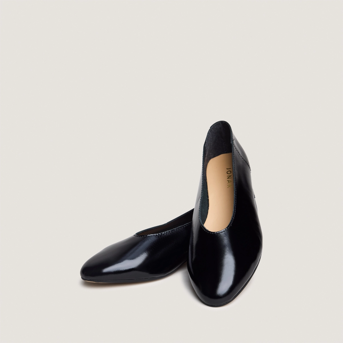 Ballet flats with low heels and rounded toes Patent crinkled leather in black | NATALIA
