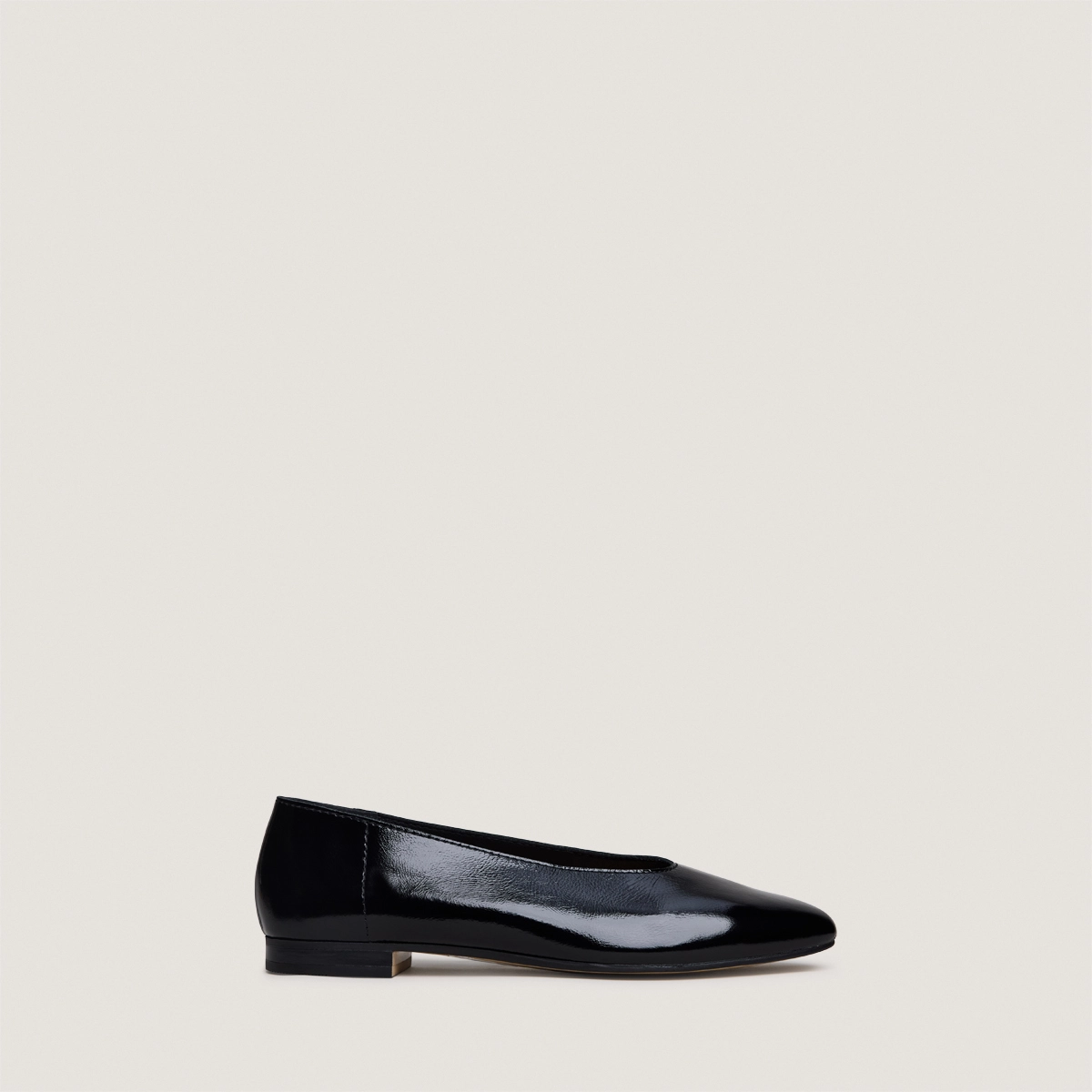 Ballet flats with low heels and rounded toes Patent crinkled leather in black | NATALIA