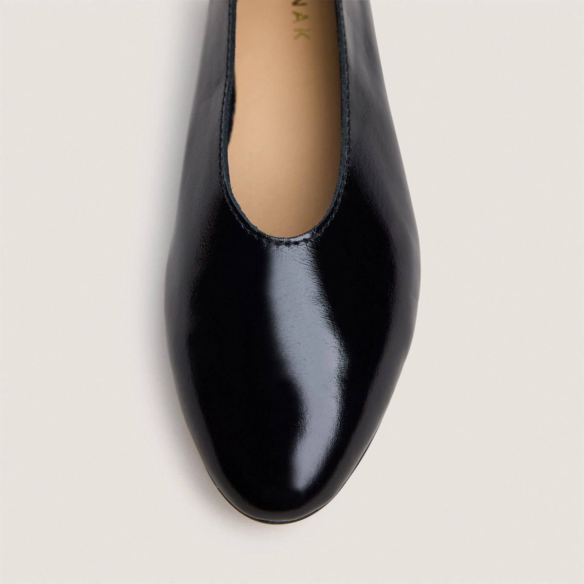Ballet flats with low heels and rounded toes Patent crinkled leather in black | NATALIA