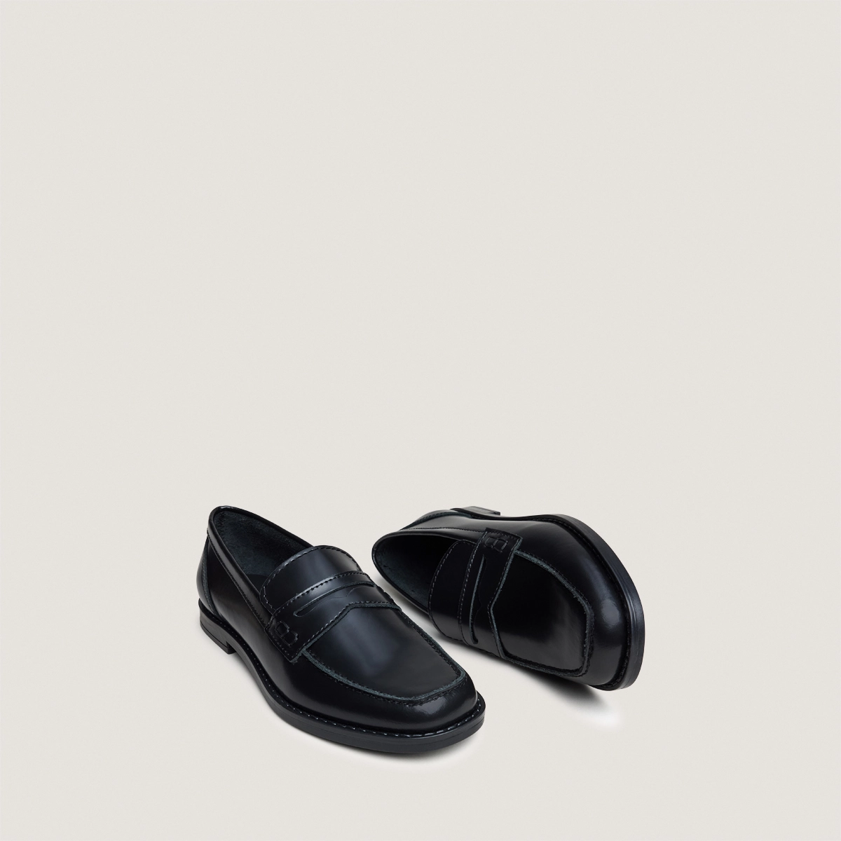 Square-toe loafers Glossy leather in black | NAOMIE