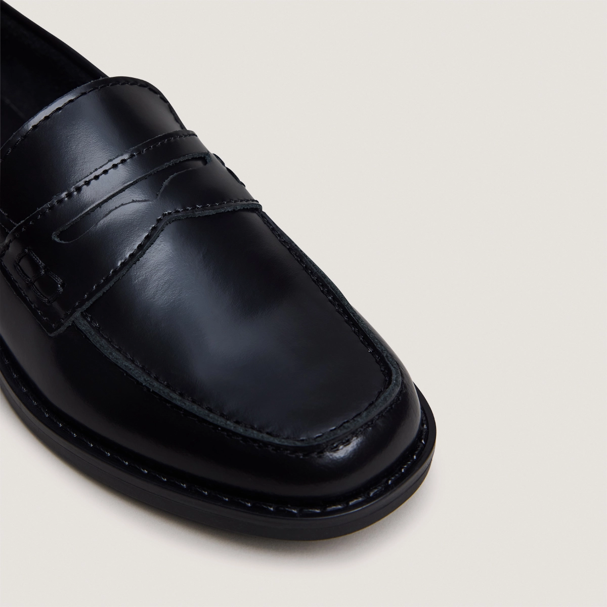 Square-toe loafers Glossy leather in black | NAOMIE