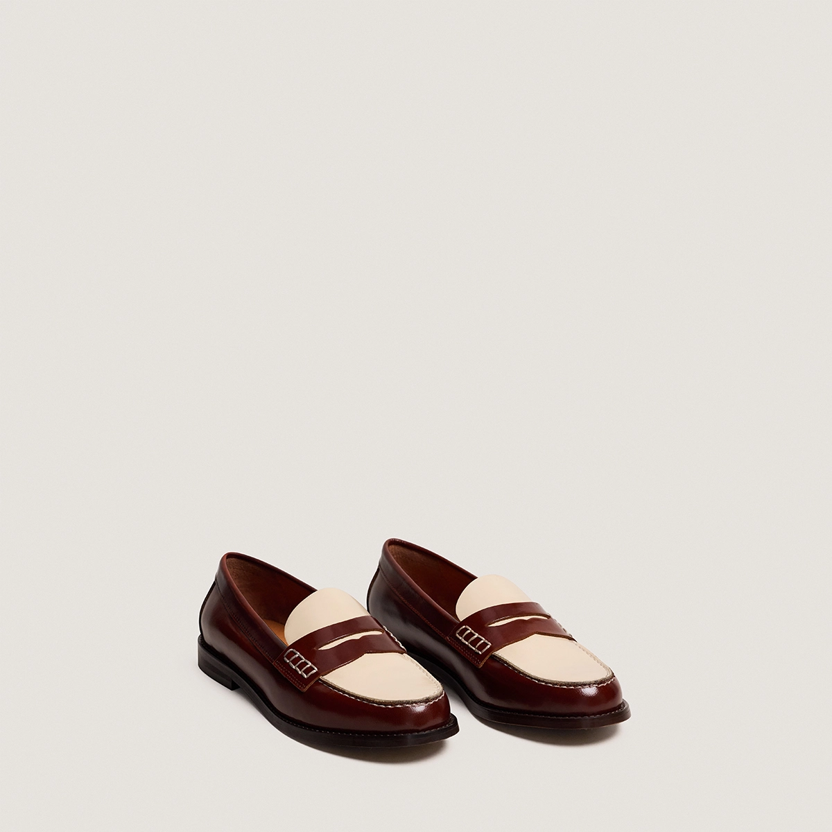 Loafers with pinched platform soles Glossy leather in brown and ecru | AUDELYA