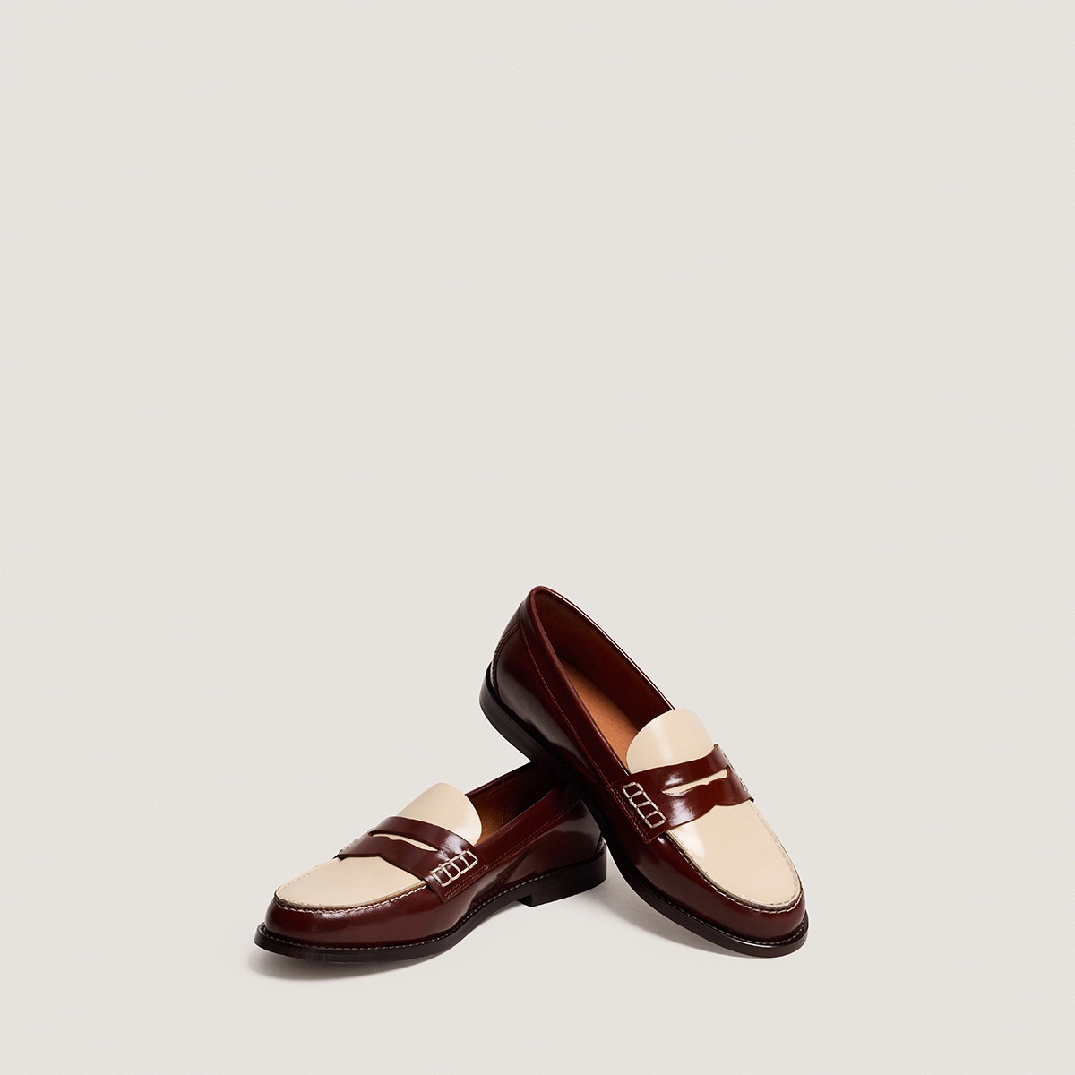 Loafers with pinched platform soles Glossy leather in brown and ecru | AUDELYA