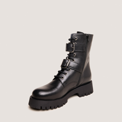 Boots with metal buckles in black leather | dalay