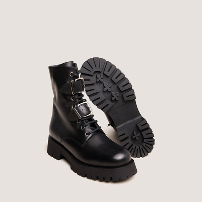 Boots with metal buckles in black leather | dalay