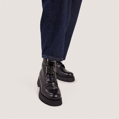 Boots with metal buckles in black leather | dalay