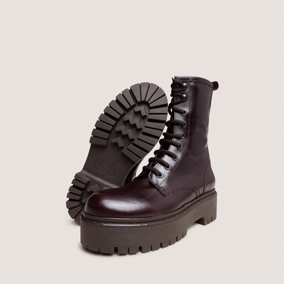 Lace-up boots in dark brown leather | robbo