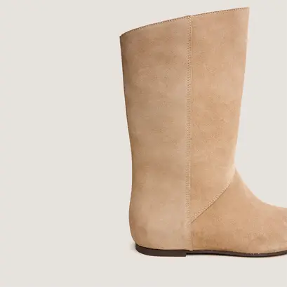 Low boots with round toes in taupe suede | demiurge