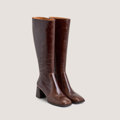 Square-toe boots in brown distressed leather | argentine