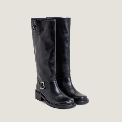 Tall boots with straps in black leather | darjorie