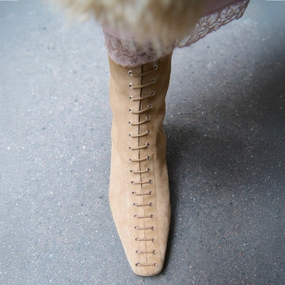 Pointed-toe lace-up ankle boots in taupe suede | duomo