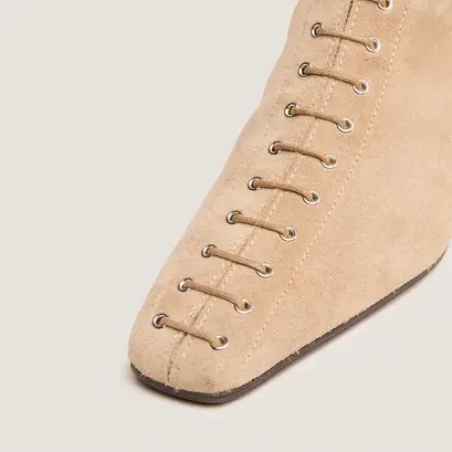 Pointed-toe lace-up ankle boots in taupe suede | duomo