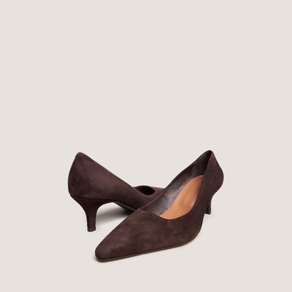 Pointed-toe pumps in dark brown suede | debrief