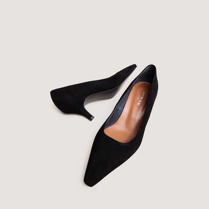 Pointed-toe pumps in black suede | debrief