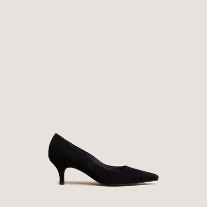 Pointed-toe pumps in black suede | debrief
