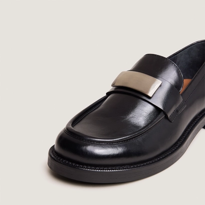 Round-toe loafers black