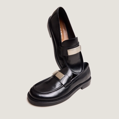 Round-toe loafers black
