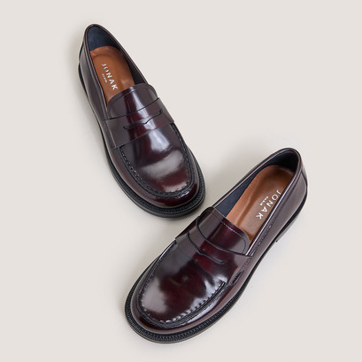 Round-toe loafers in burgundy patinated leather | dolivia