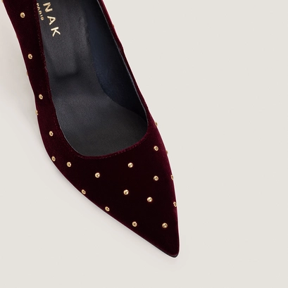 Studded pumps in burgundy velvet | danita