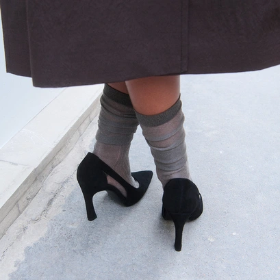 Pointed-toe pumps in black velvet | dedgar