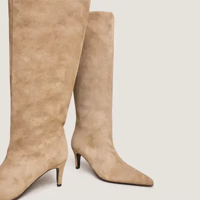 Heeled pointed-toe boots in taupe split leather | delaine
