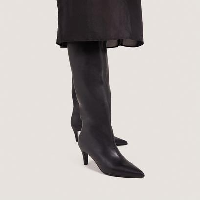 Heeled pointed-toe boots in soft black leather | delaine