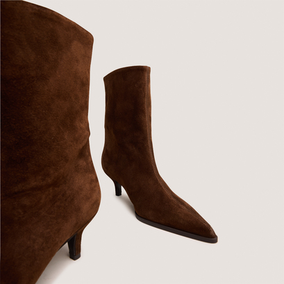 Low thin-heeled pointed-toe ankle boots in brown split leather | delanie