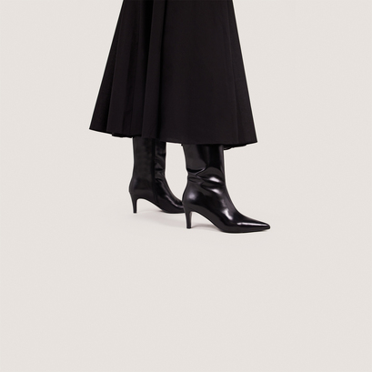 Thin-heeled pointed-toe boots in black leather | diema
