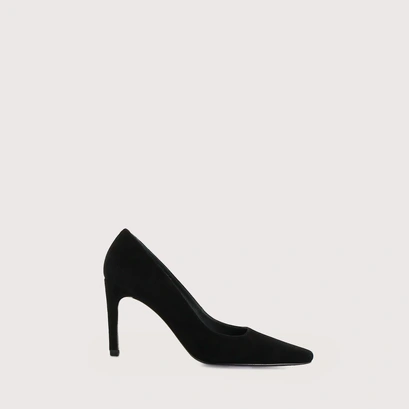 Pointed-toe pumps in black velvet | distance