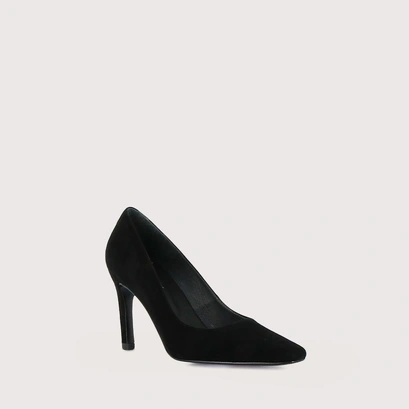 Pointed-toe pumps in black velvet | distance
