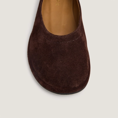 Round-toe ballet flats in brown suede | janice