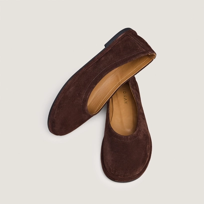 Round-toe ballet flats in brown suede | janice