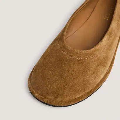 Round-toe ballet flats in tabacco suede | janice