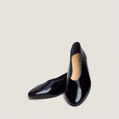 Ballet flats with low heels and rounded toes patent crinkled leather in black | natalia