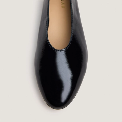 Ballet flats with low heels and rounded toes patent crinkled leather in black | natalia